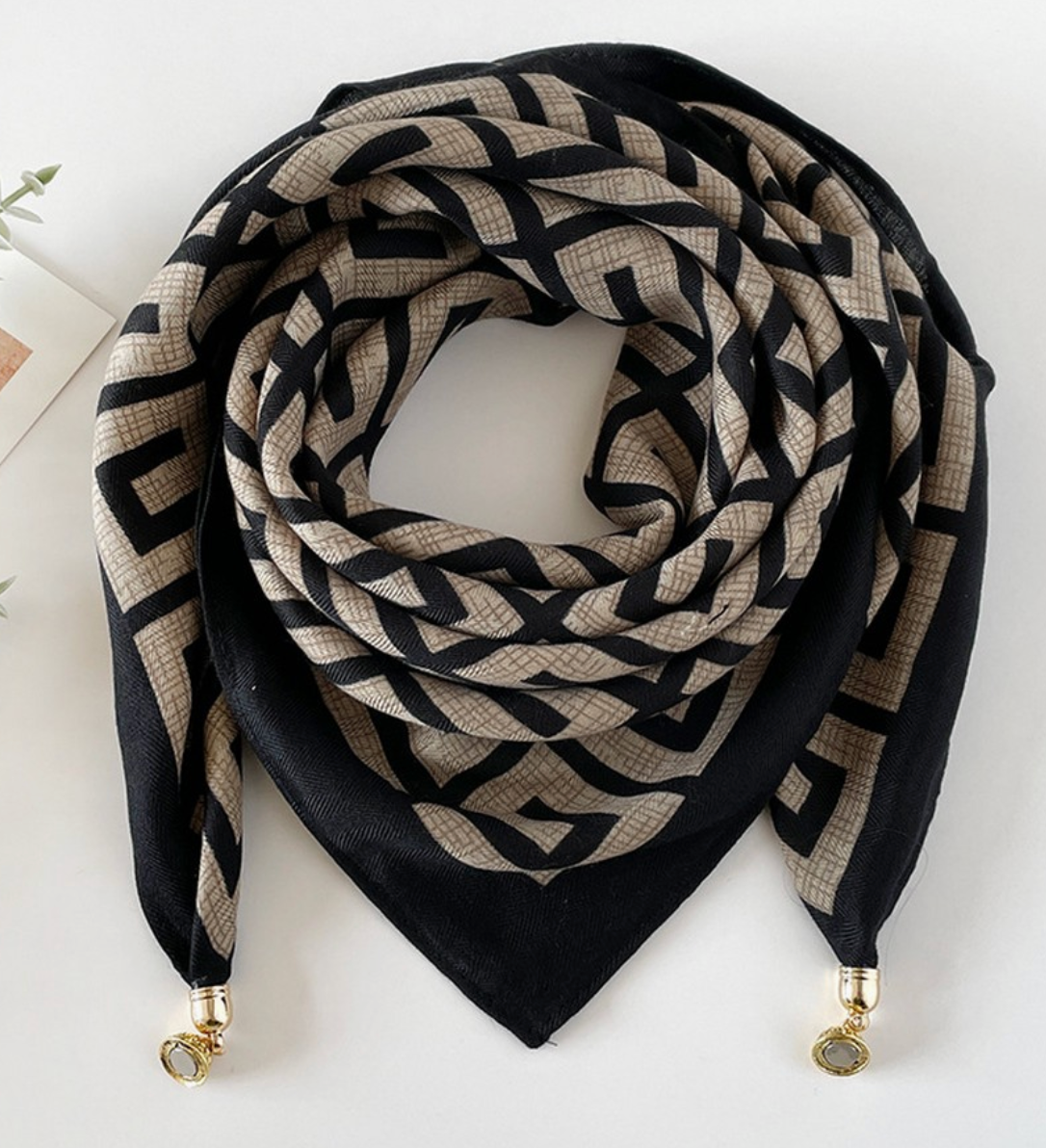 Triangle Scarf with Magnetic Buckle
